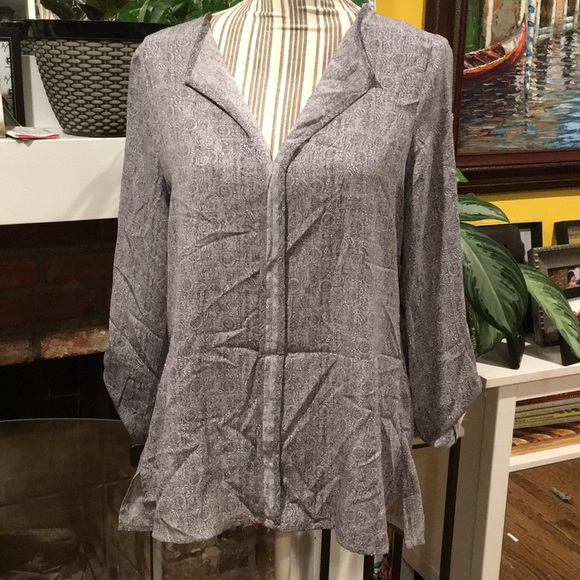 bobeau Tops - NWT GREY PRINT BOBEAU BLOUSE!